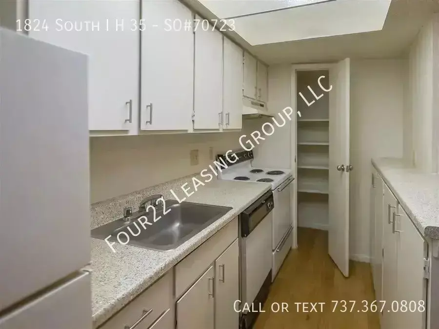 1824 South I H 35 photo 3