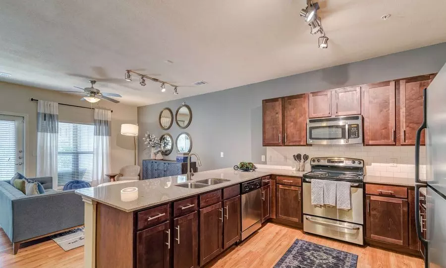 1906 Onion Creek Pkwy photo 4