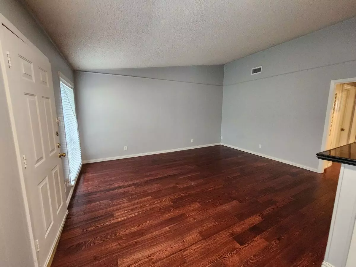 2 Bed In Sought After Hyde Park photo 2