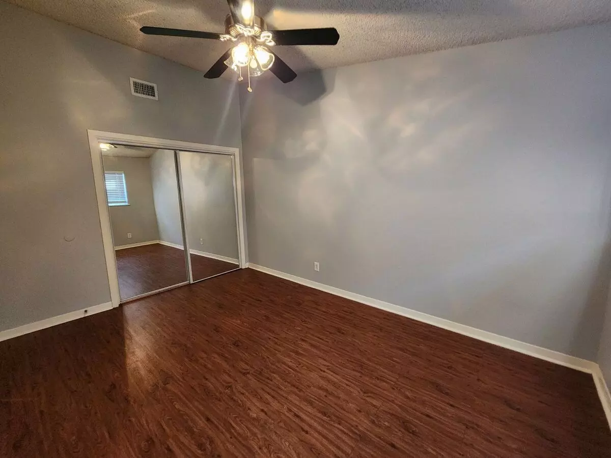 2 Bed In Sought After Hyde Park photo 5