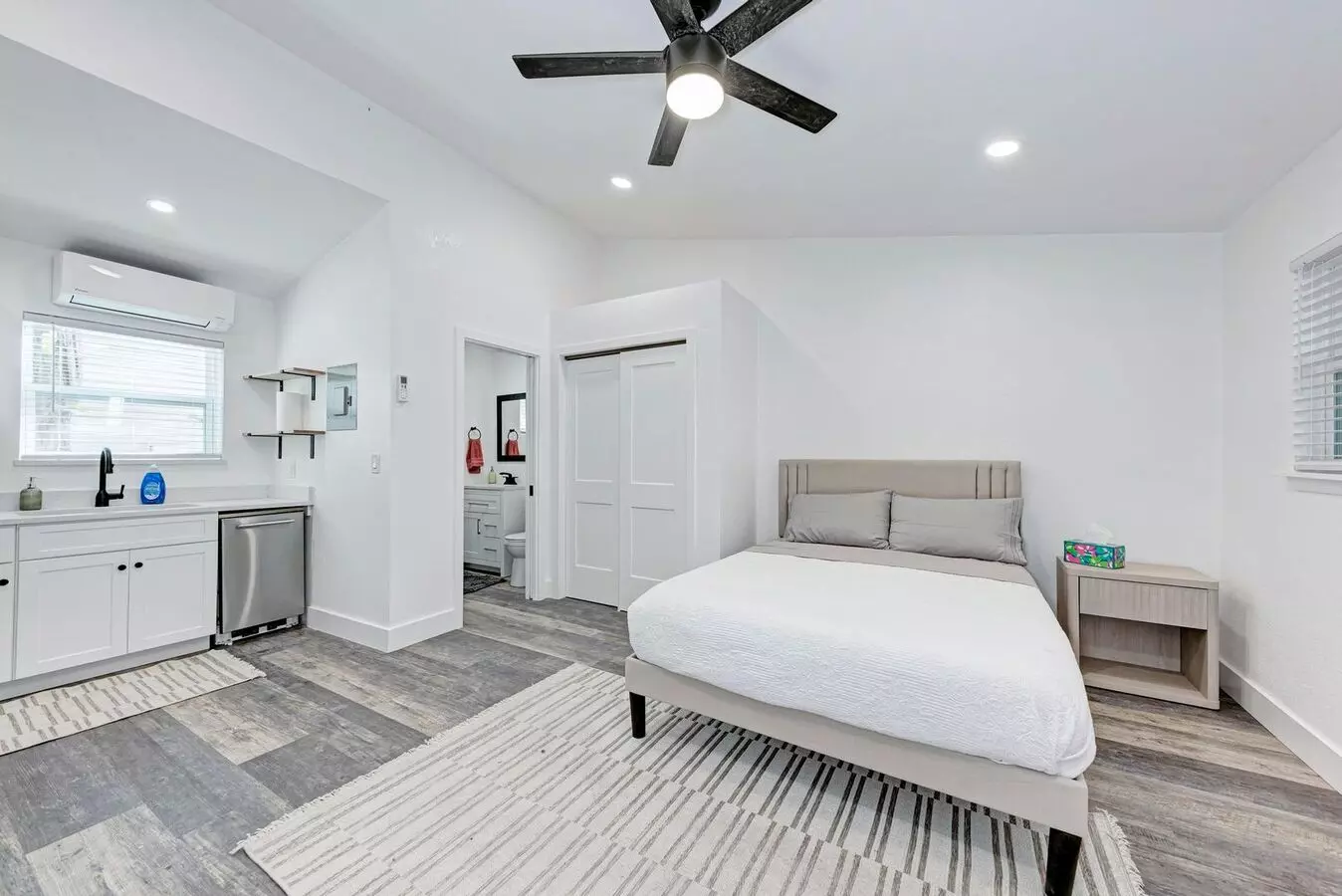 For Lease – Fully Furnished Studio Near Ut photo 2