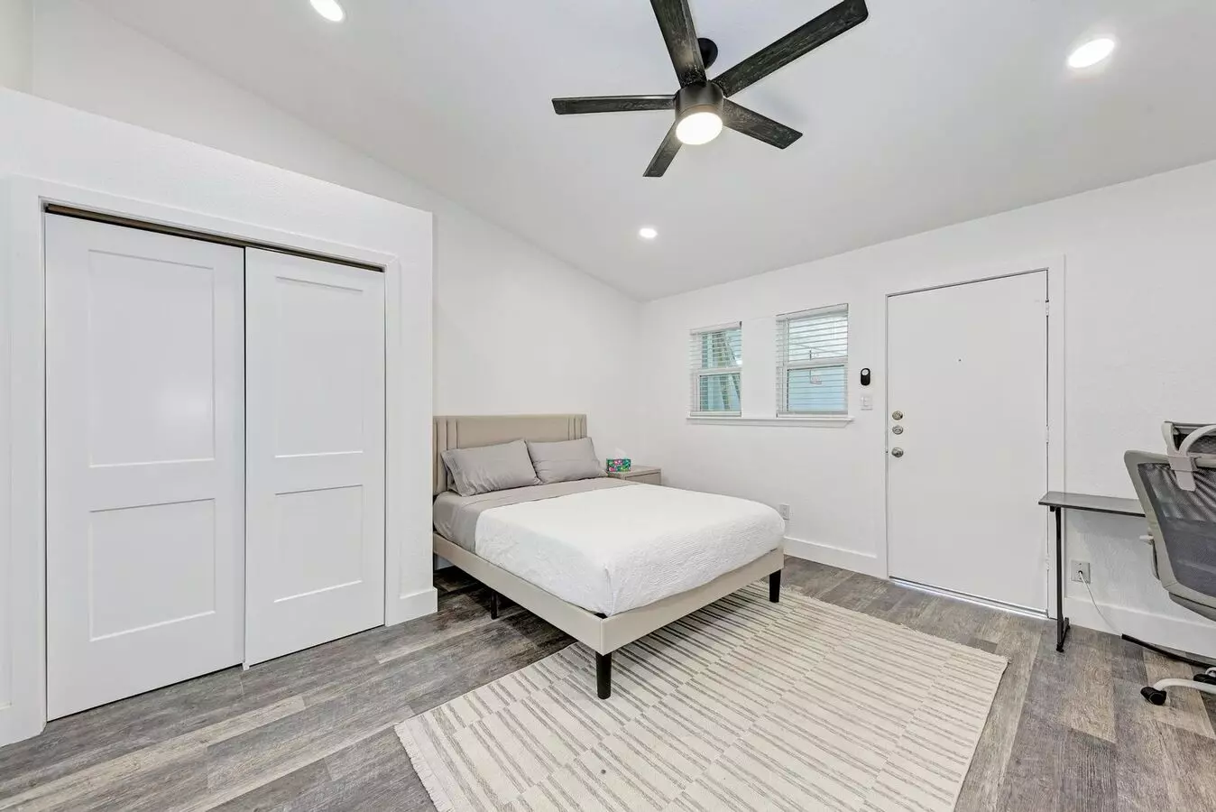 For Lease – Fully Furnished Studio Near Ut photo 5