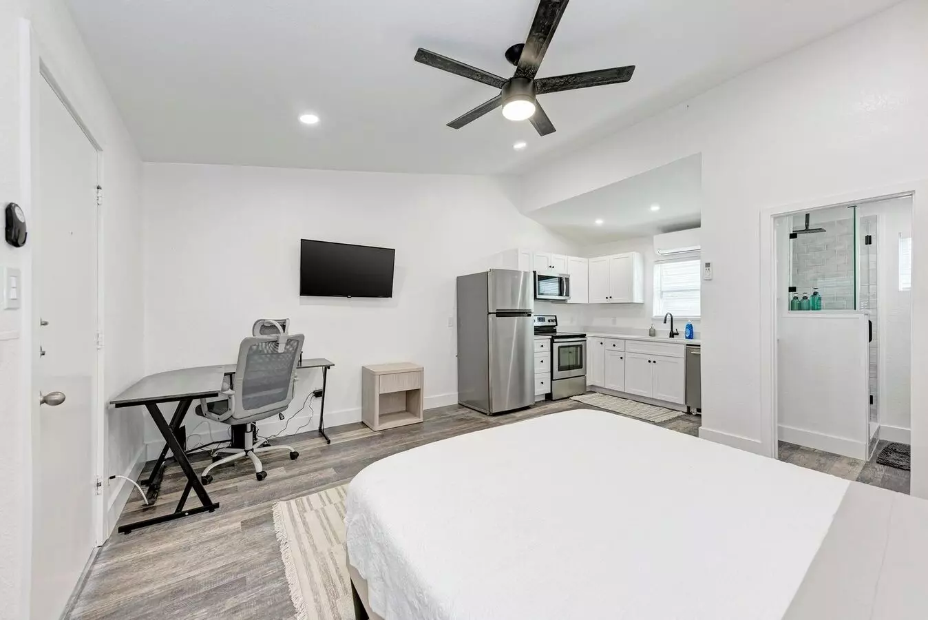 For Lease – Fully Furnished Studio Near Ut photo 4