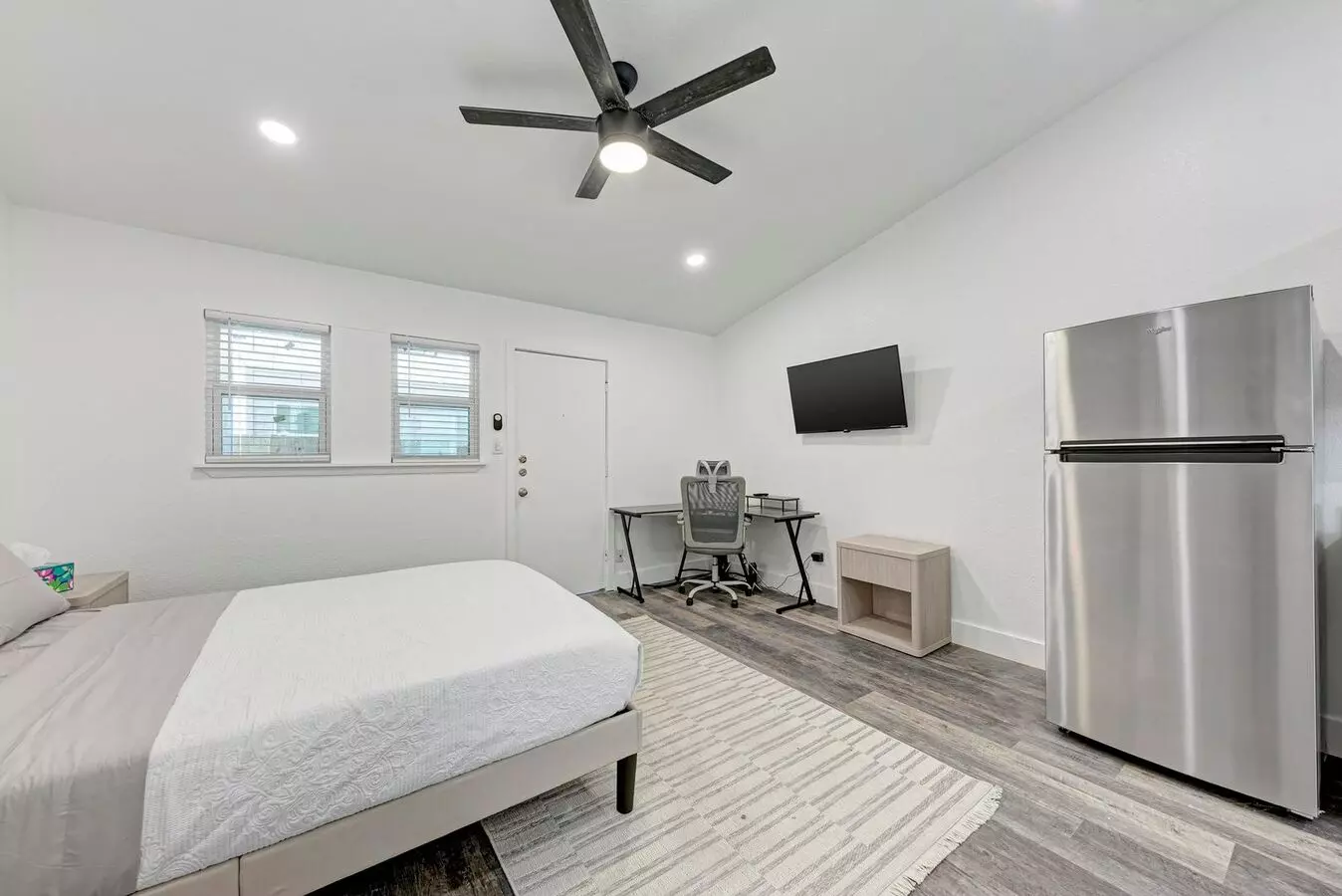 For Lease – Fully Furnished Studio Near Ut photo 5