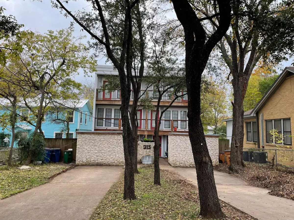 4/2 Duplex In West Campus! photo 2