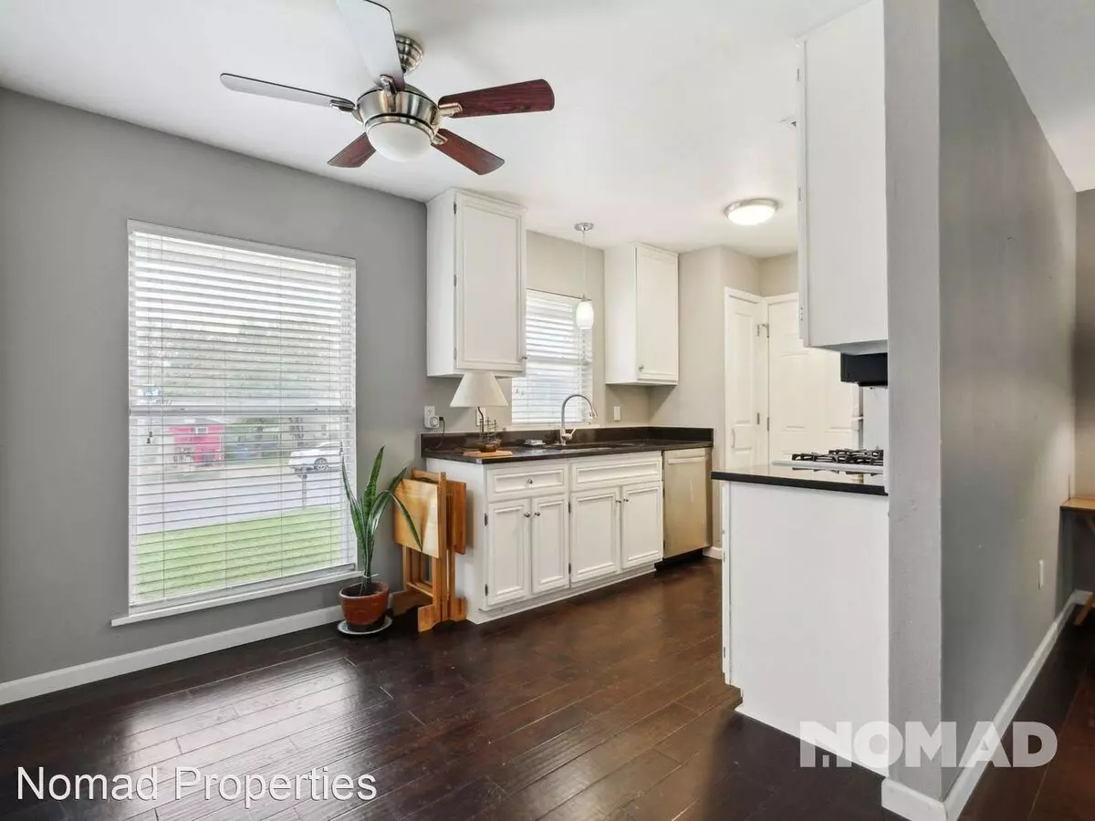 4710 Englewood Dr photo 2