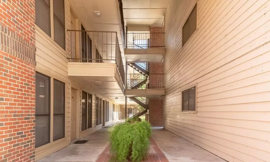8621 Rockwood Lane, Austin, TX 78757 photo 3