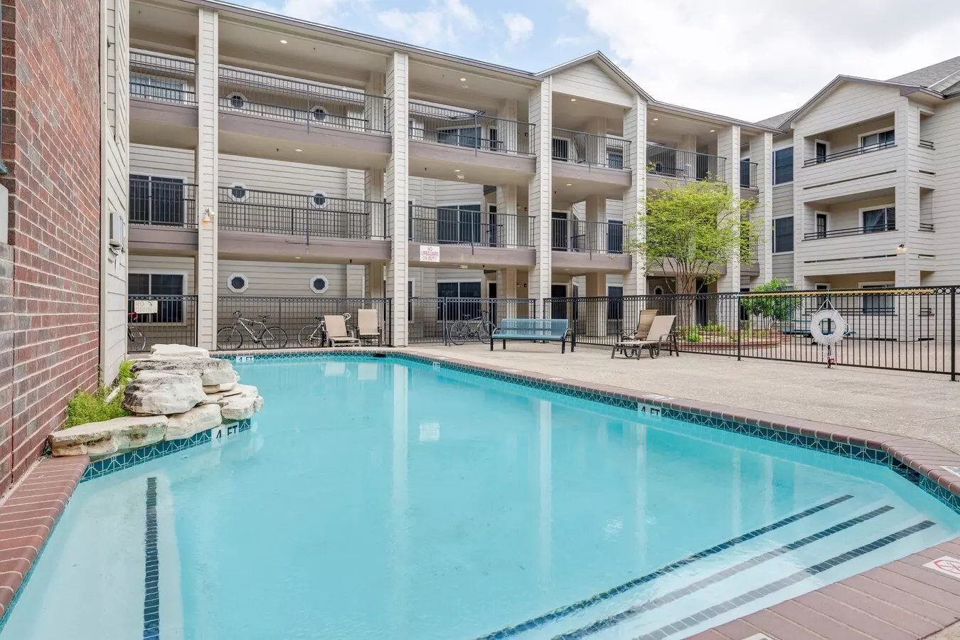 Ut Pre Lease: 3 Bed/ 2 Bath, West Campus 1 Block To Ut, 2 Reserved Parking Spaces photo 2
