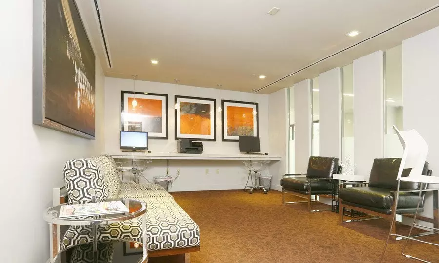 1404 E Riverside Dr photo 2