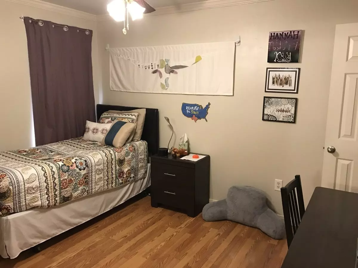Ut Pre Lease: 3 Bed/ 2 Bath, West Campus 1 Block To Ut, 2 Reserved Parking Spaces photo 3
