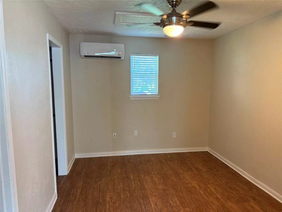 726 4th Street, San Leon, TX 77539 photo 2