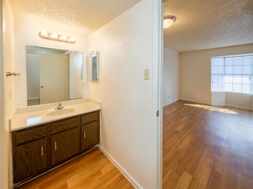 Sterling Bay Apartments photo 3