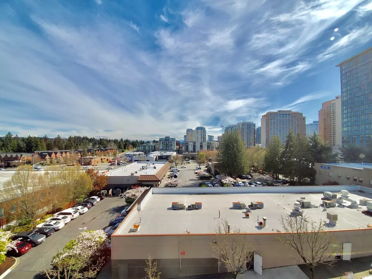 1085 103rd Ave Bellevue, WA 98004 photo 2