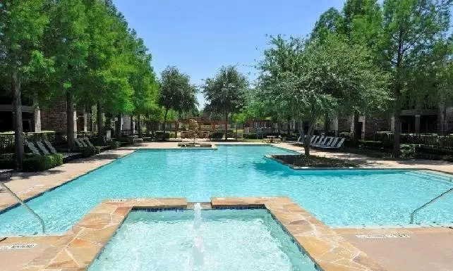 W 6 Hebron Pkwy photo 3
