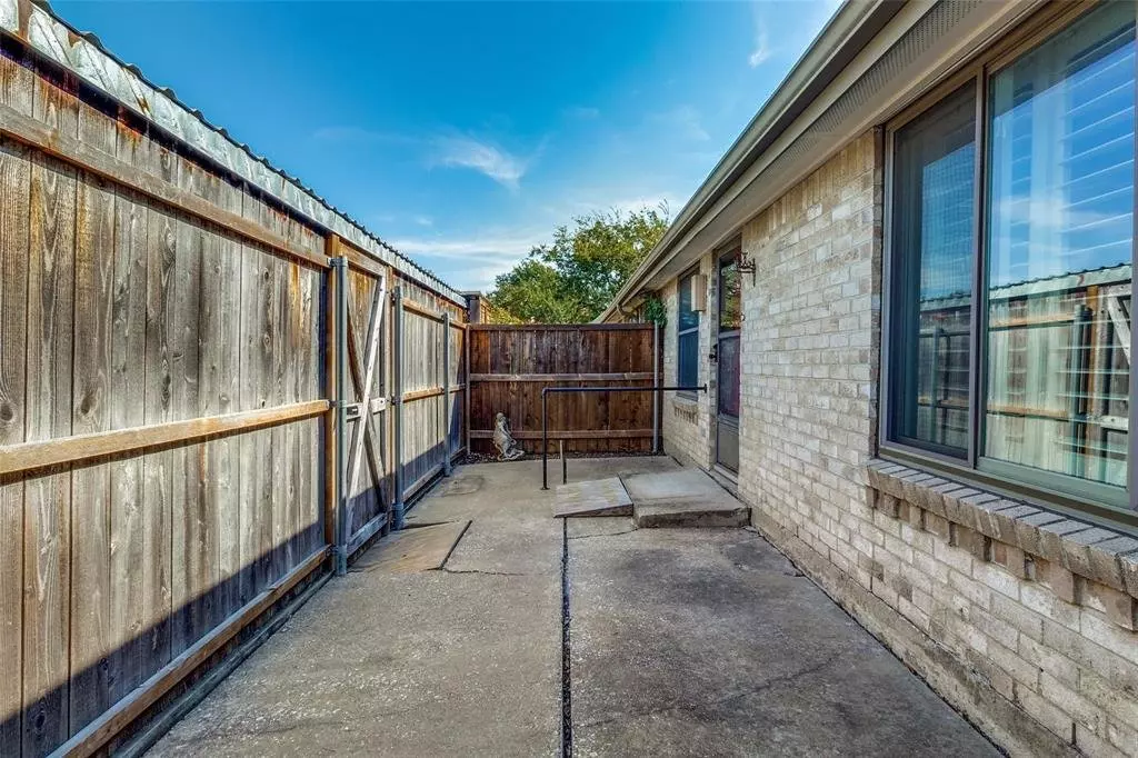 13853 Leinsper Green, Dallas, TX 75240 photo 2