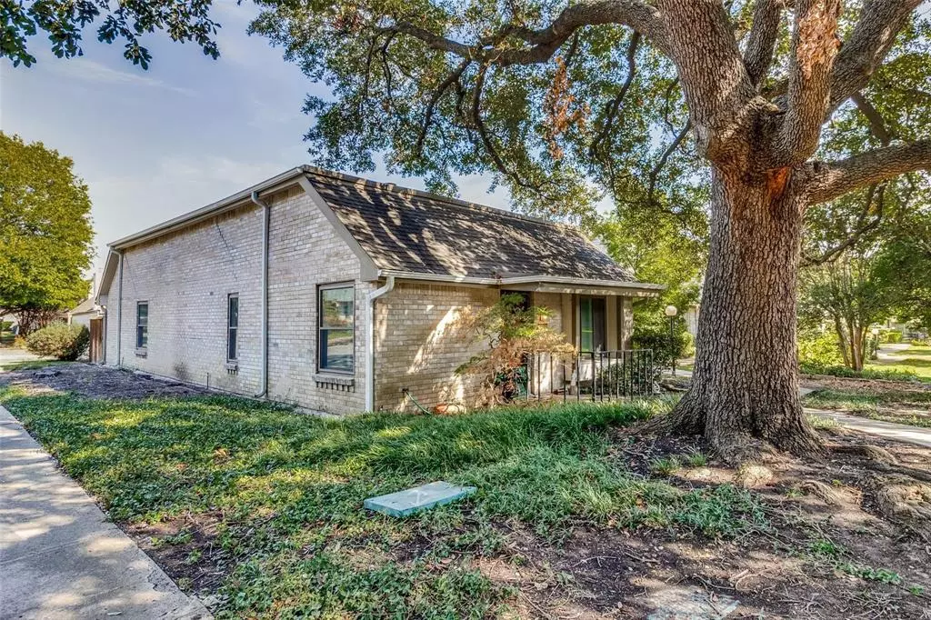 13853 Leinsper Green, Dallas, TX 75240 photo 4