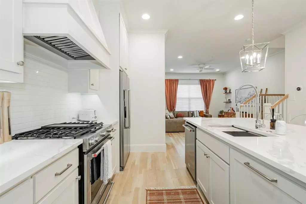 734 West 7th Street, Dallas, TX 75208 photo 2