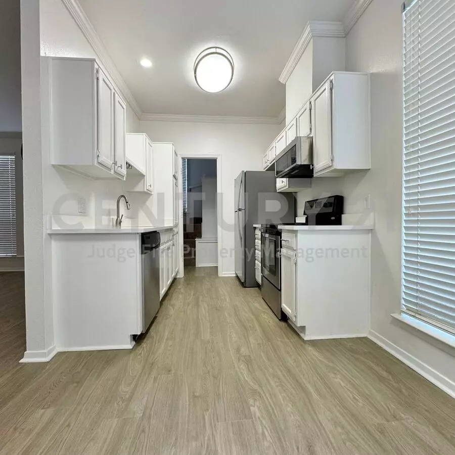 Move-in Special! $500.00 Off Your 2nd Full Month's Rent! Charming 2-story 2/1.5 Condo In Dallas! photo 2