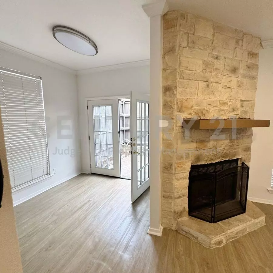 Move-in Special! $500.00 Off Your 2nd Full Month's Rent! Charming 2-story 2/1.5 Condo In Dallas! photo 3