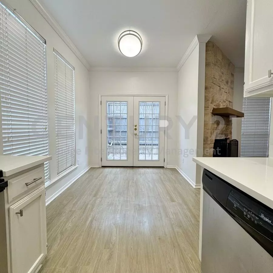 Move-in Special! $500.00 Off Your 2nd Full Month's Rent! Charming 2-story 2/1.5 Condo In Dallas! photo 4