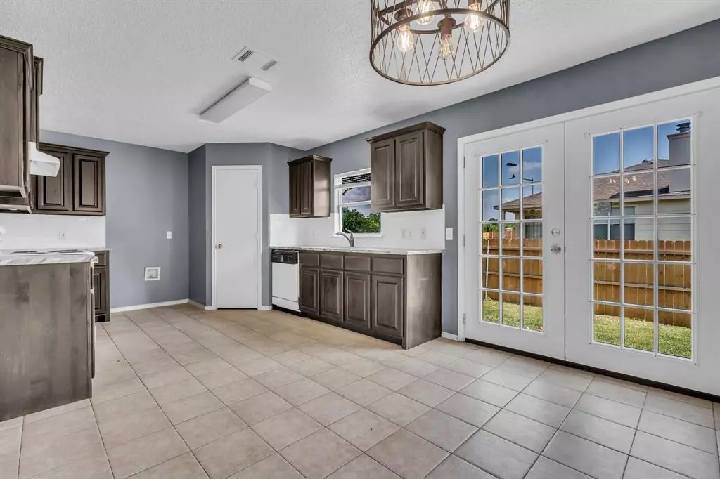 901 Greenbend Drive, Denton, TX 76210 photo 2
