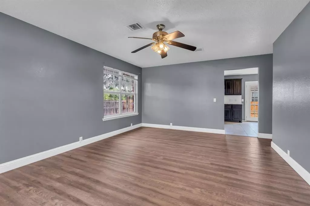 901 Greenbend Drive, Denton, TX 76210 photo 3