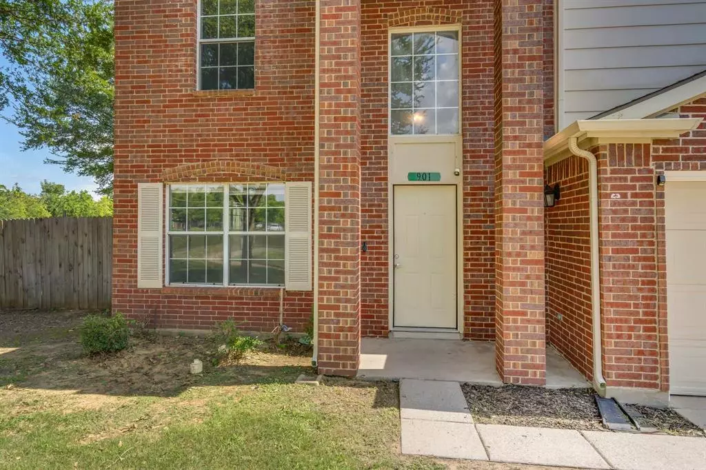 901 Greenbend Drive, Denton, TX 76210 photo 5