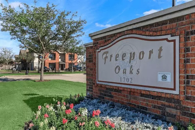 Freeport Oaks photo 2