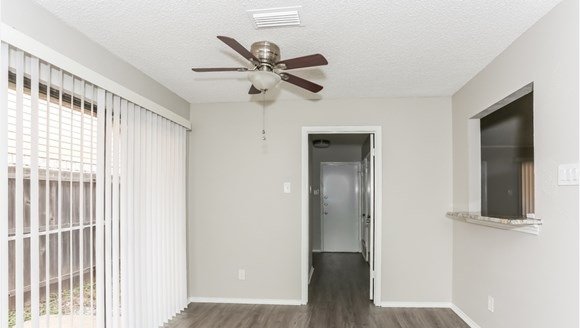 438 Biscay Dr photo 3
