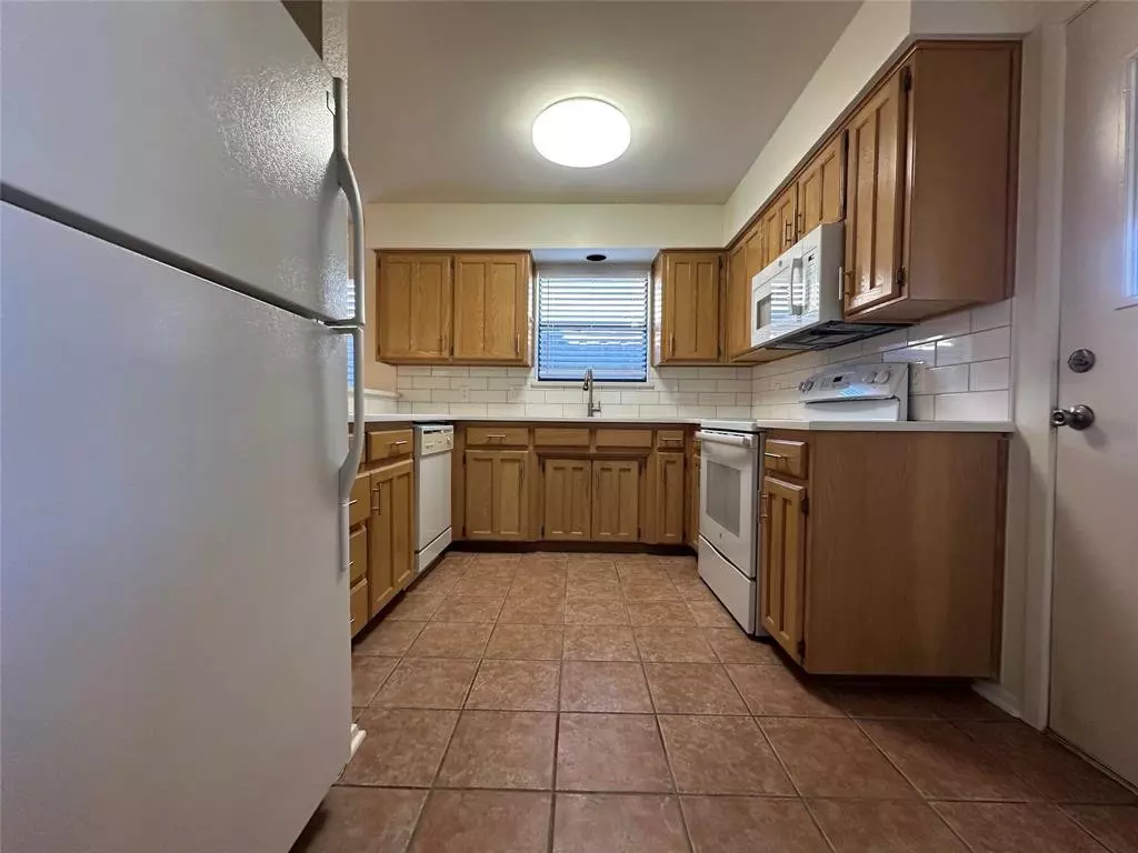 724 Cory Street, Grapevine, TX 76051 photo 2