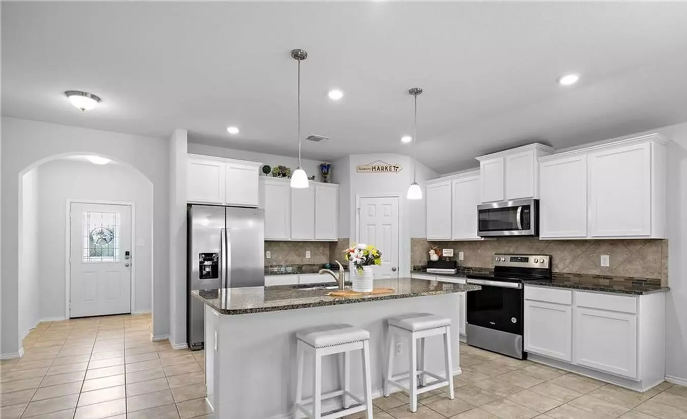 4 Bedroom 2 Bathroom Home! Lawncare Included! photo 3