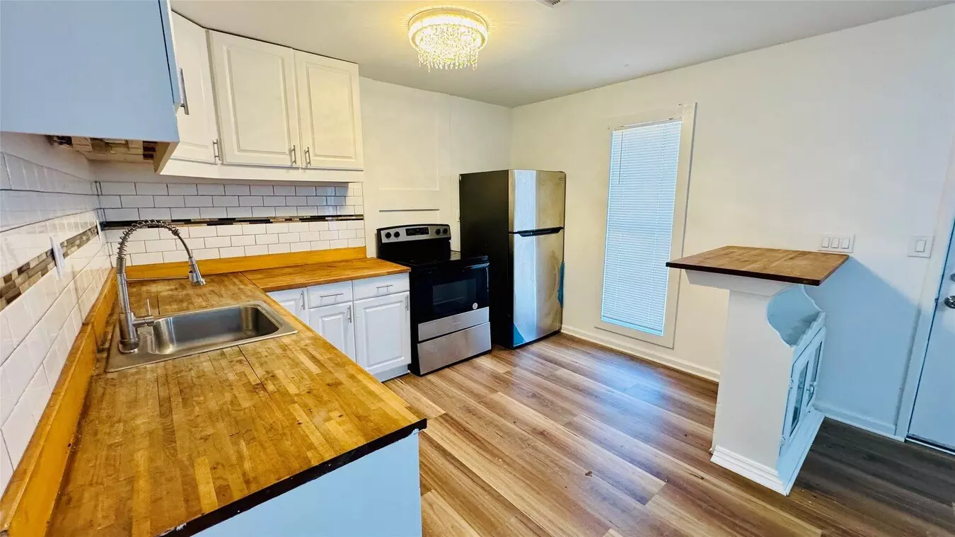 105 Clear Lake Rd Highlands, TX 77562 photo 4