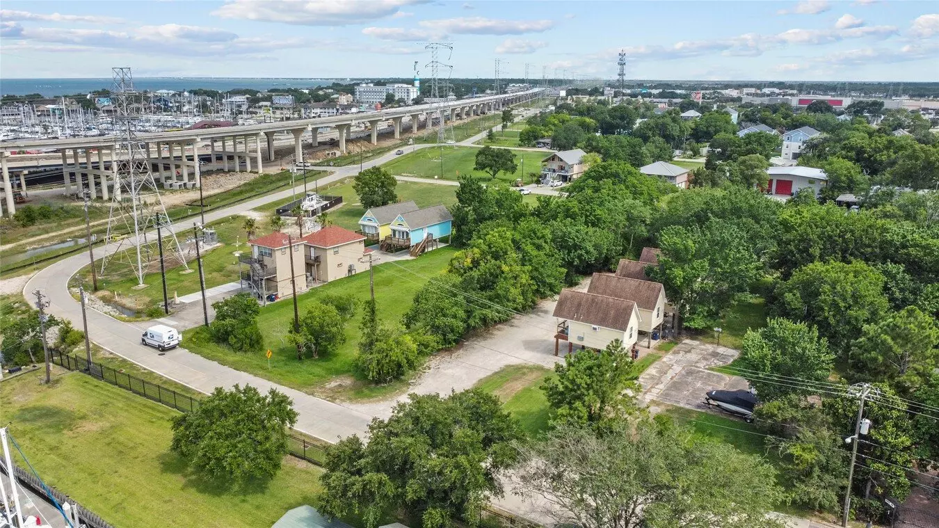 120 Grove Rd Kemah, TX 77565 photo 2