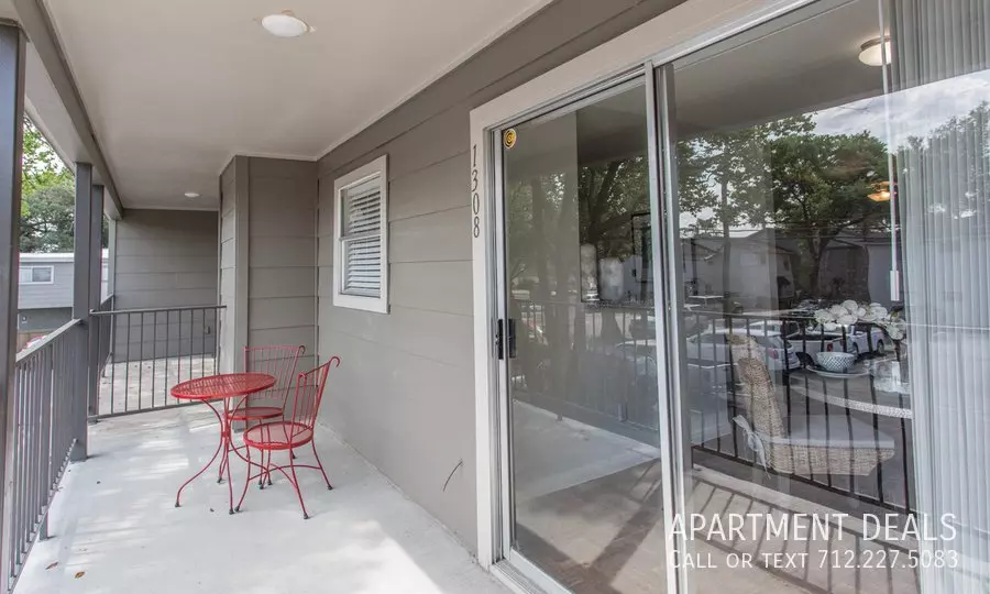 10 Renwick Drive, Houston, TX 77081 photo 2
