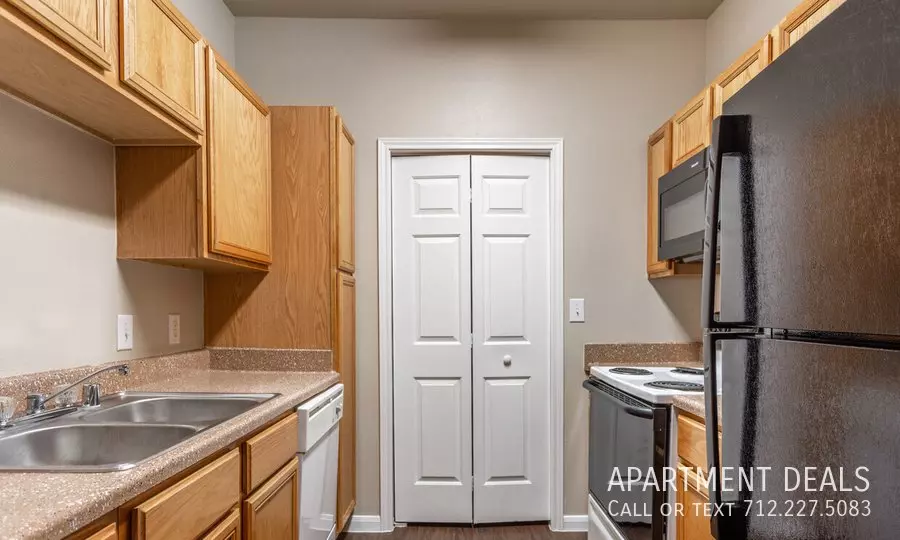 10187 Windmill Lakes Boulevard, Houston, TX 77075 photo 2