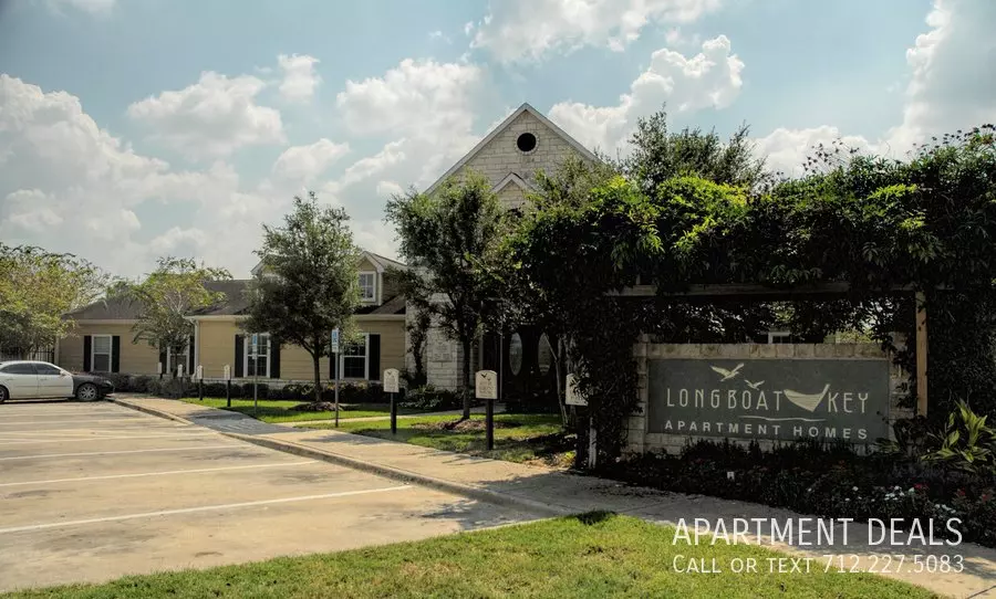 10187 Windmill Lakes Boulevard, Houston, TX 77075 photo 4