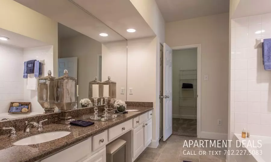 106 N Post Oak Ln photo 3