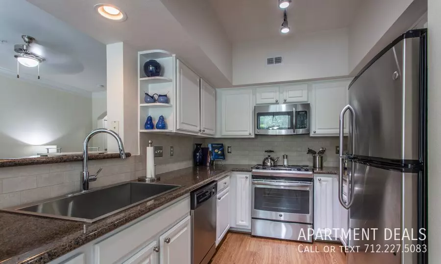 106 N Post Oak Ln photo 4