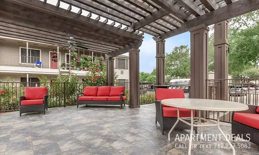 10621 Meadowglen Lane, Houston, TX 77042 photo 2