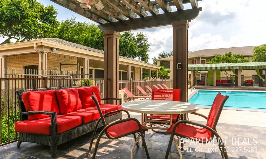 10621 Meadowglen Lane, Houston, TX 77042 photo 4