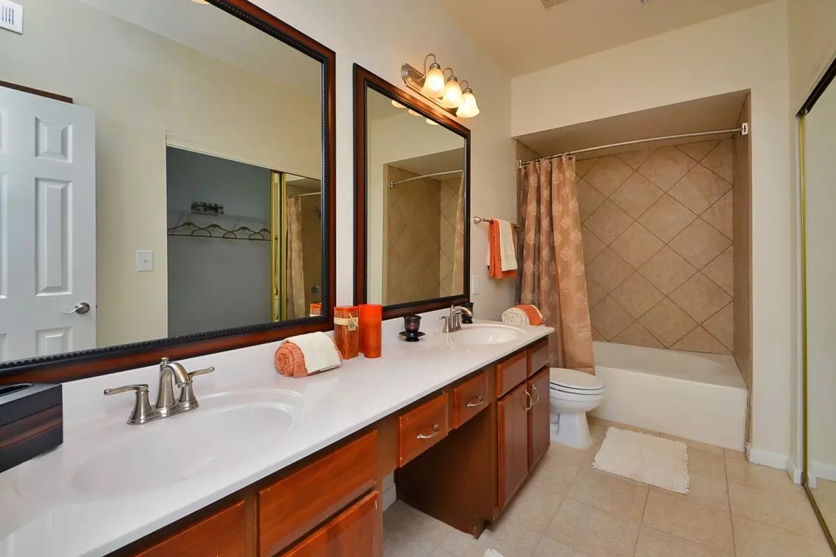 11 Oak Court, Houston, TX 77006 photo 2