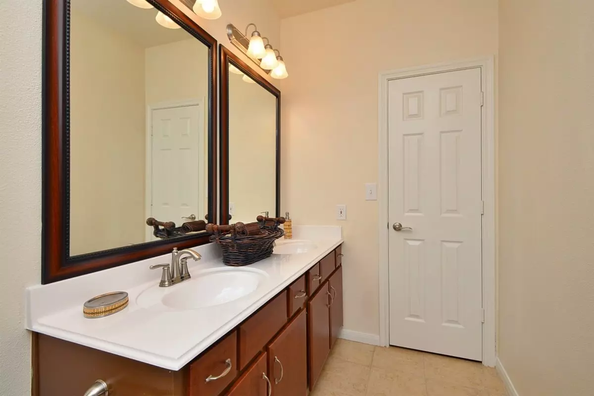 11 Oak Court, Houston, TX 77006 photo 4