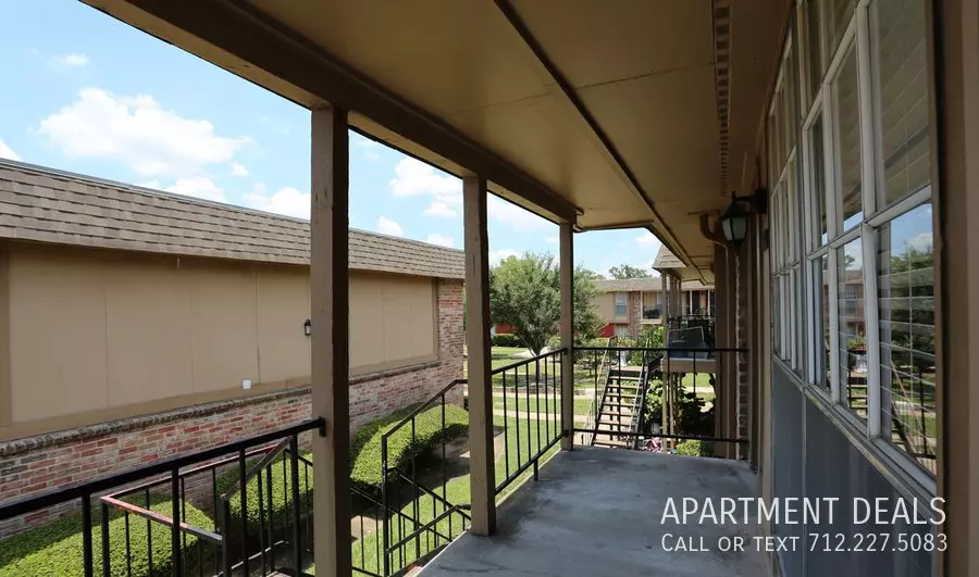 126 Westview Drive, Houston, TX 77055 photo 5
