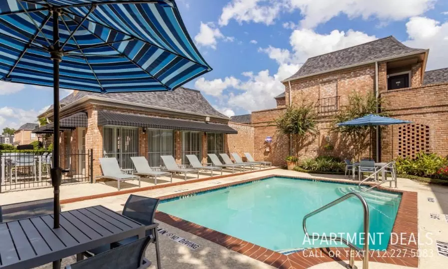 1426 Fountain View Dr photo 2