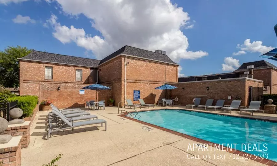 1426 Fountain View Dr photo 3