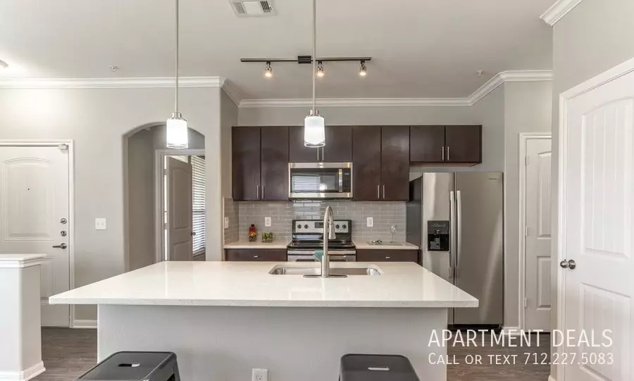 15909 Yorktown Crossing Pkwy photo 3