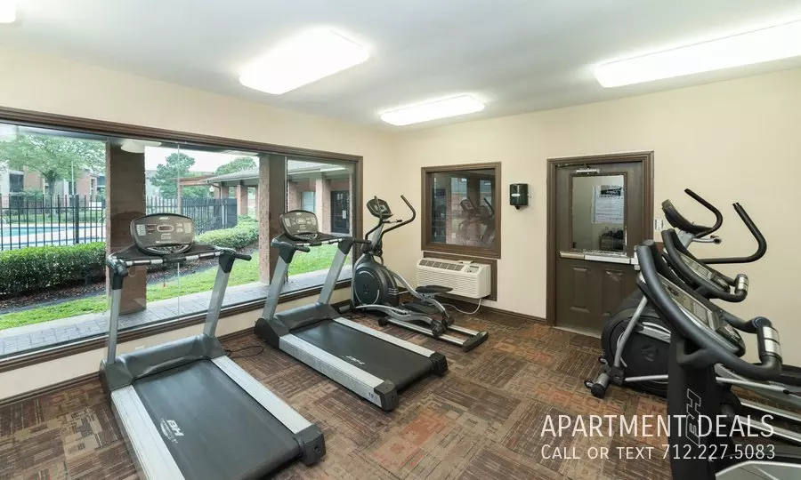 16 Greens Crossing Boulevard, Houston, TX 77038 photo 4