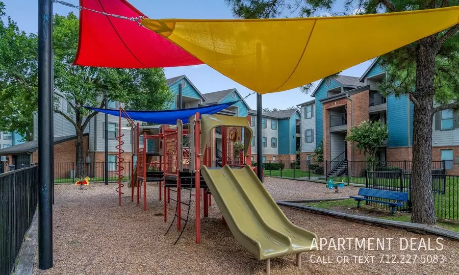 16 Greens Crossing Boulevard, Houston, TX 77038 photo 2