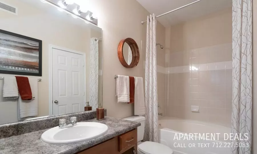 17 Gulf Pointe Drive, Houston, TX 77089 photo 2