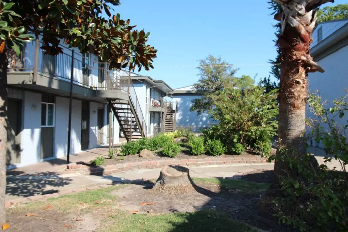 Long Point Plaza Apartments photo 2